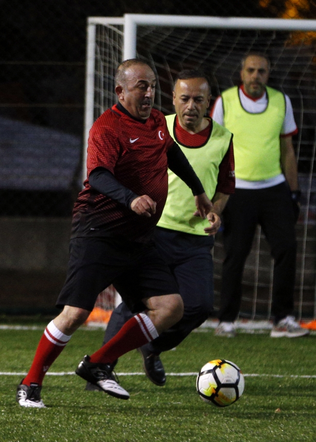 Bakanlar ve AK Partili milletvekilleri halı saha maçı yaptı